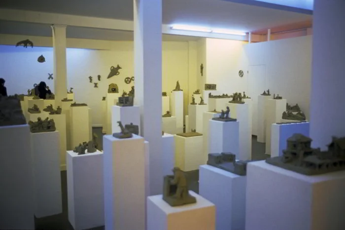 PETER FISCHLI/DAVID WEISS, PLÖTZLICH DIESE ÜBERSICHT! Ausstellungsansicht, GALERIE STÄHLI, ZÜRICH, 1981. (Photo: Iwan Schumacher)