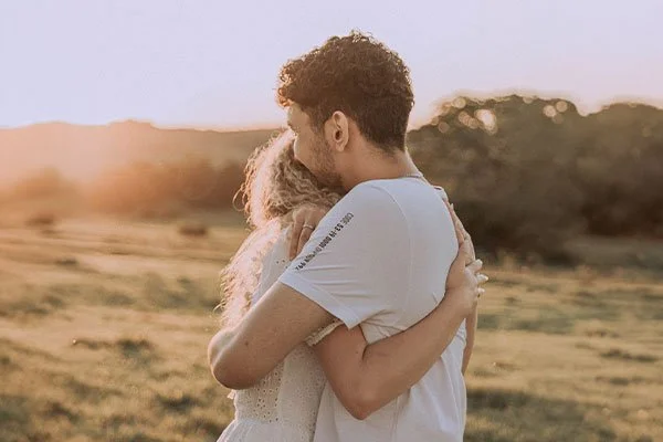 Couple hugging at sunset, represents how a stress therapist in Los Angeles can help you.