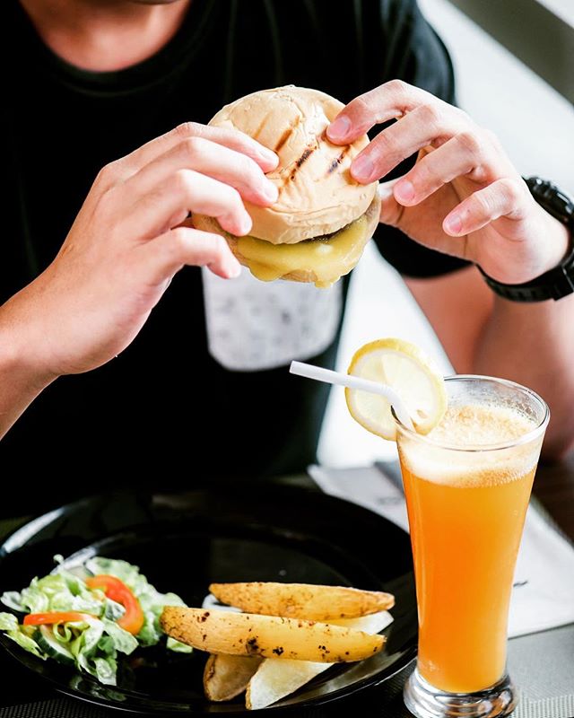 Treat yourself to a delicious Chef&rsquo;s Burger this Sunday afternoon!

#TheHappyChef #Ciao #ChefsBurger #SandwichesGladly #food #foodie #foodphotography #burger #restaurants #restaurantinortigas #ortigasrestaurants #ortigasfinds #wheninortigas