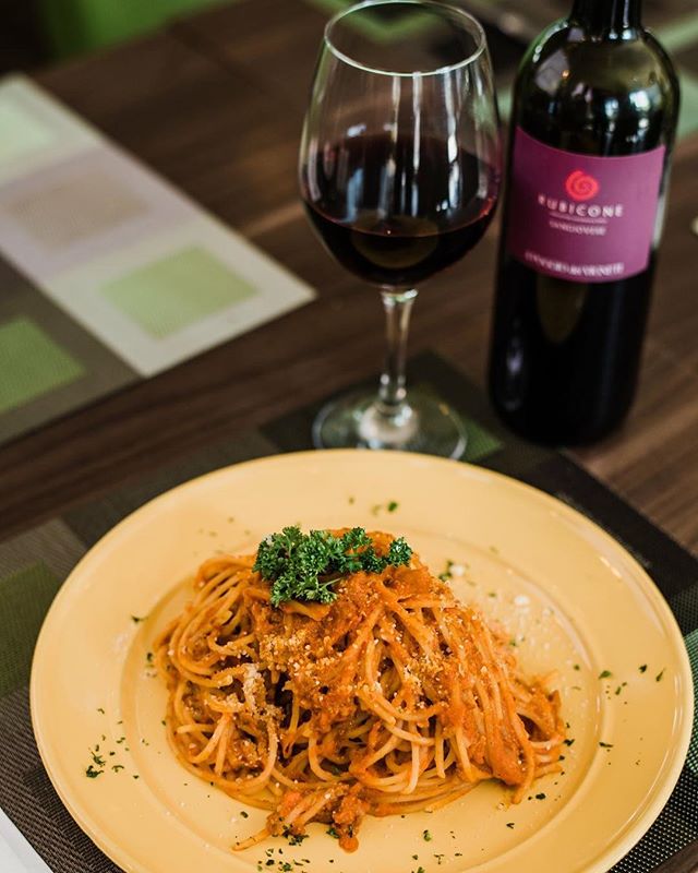 A true Italian classic, the Spaghetti Bolognese is best when paired with red wine! 👌👌
.
.
.
.
#TheHappyChef #Ciao #SpaghettiBolognese #Pasta #italian #redwine #wine #winepairing #foodie #yum #instafood #instayum #foodphotography #restaurant #restau