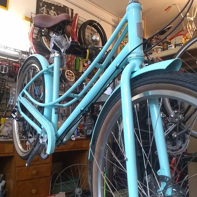 A preview of the new Soulville bikes. Disc brake stylish city cruisers. I've tossed this one together sufficiently so that it looks like a bicycle, but it's far from being actually assembled. 650B wheels, cool skinwall tires, chainguard, fenders, kic