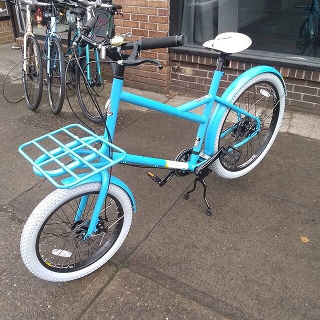 Just got Dave's Raleigh Lorry cargo bike knocked together. Disc brakes, 8 speeds, fatty fat tires, fenders, bell, nifty seat. Oh yeah, it also carries cargo independent of the fork and bars. So you can carry bulky and heavy bits up front and the hand