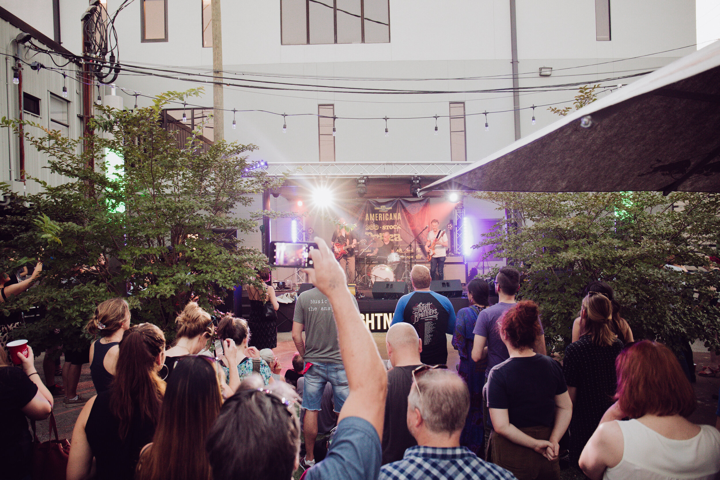 courtyard-outdoor-stage-performance-live-music-nashville-tn