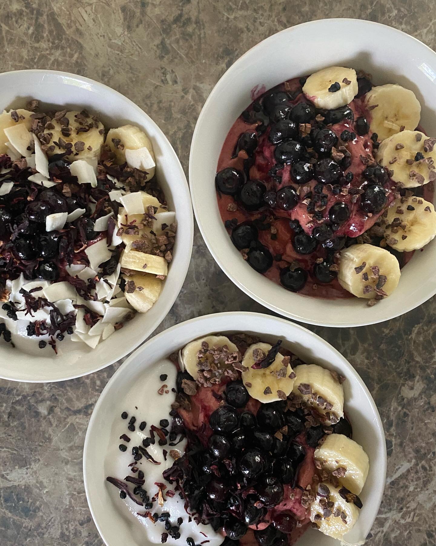 Goodies goodies for breakfast. Frozen banana pur&eacute;ed with blueberries, coconut yogurt, topped with coconut shreds and elderberries, cacao and bananas
*
*
*
*Follow @katszen_wellness
*
*
*

#plantbased #wfpb #plantbasedmpls #minneapolis #veganmp