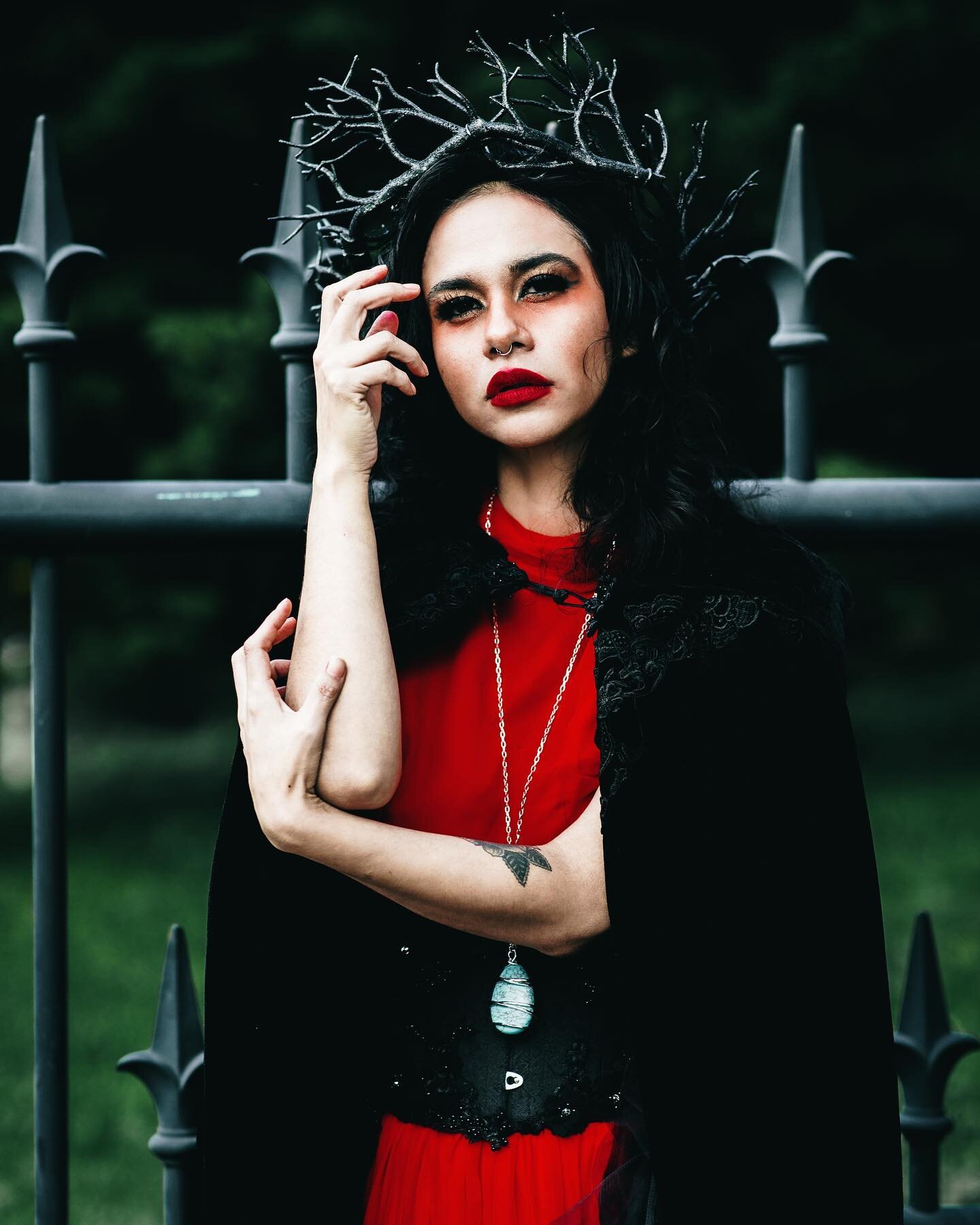 The evil queen stalks the woods, chin high and crown perfectly set atop the brow. Portrayed by the marvelous @rosa_robada. 
👑 
🥀 
🍃 
#fantasyart#portraitphotography#sanfranciscophotographer#bayareaartist#sfphotographer#bayareaphotography#creativep