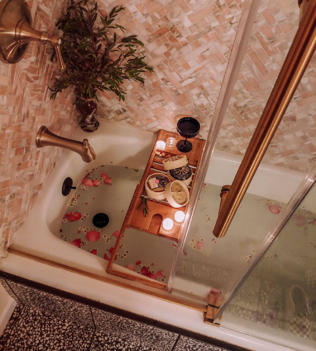 I think my favorite part about the new bathroom is alllllll the self care! #ad 
.
I've actually been using @vioribeauty all natural longsheng Rice shampoo and conditioner bars for almost 8 months now, so this was a dream partnership and a brand I tru