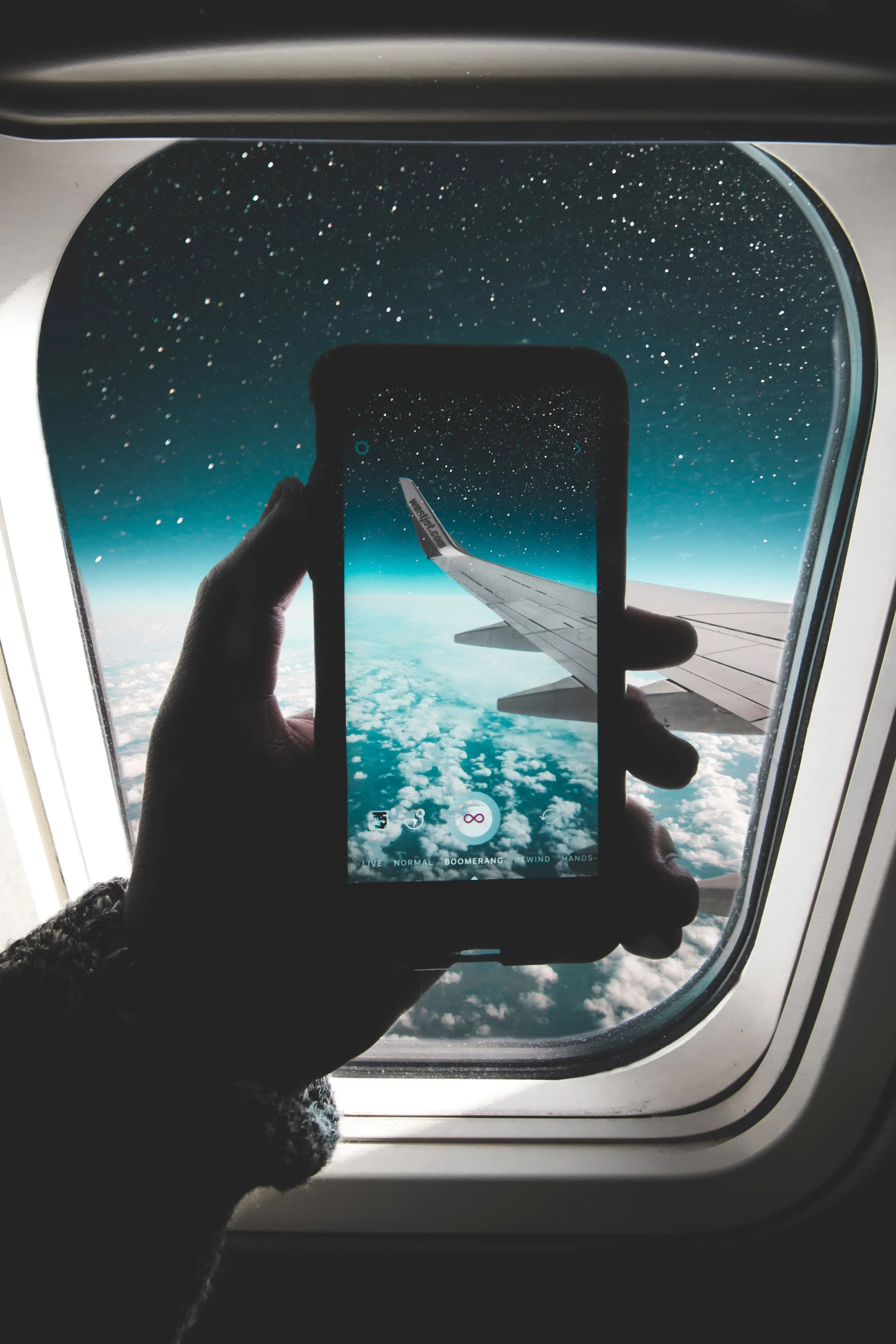 flight-clouds-iphone-smartphone-1697911.jpg