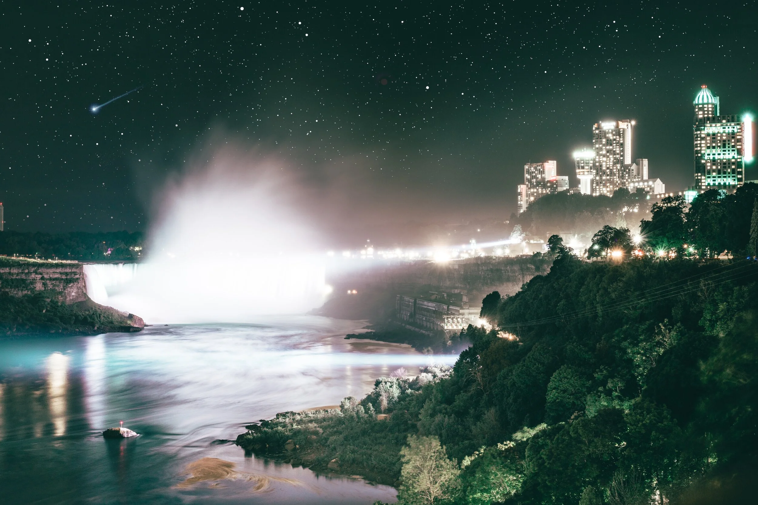 view-of-niagara-falls-and-the-cityscape-at-night-2782202.jpg