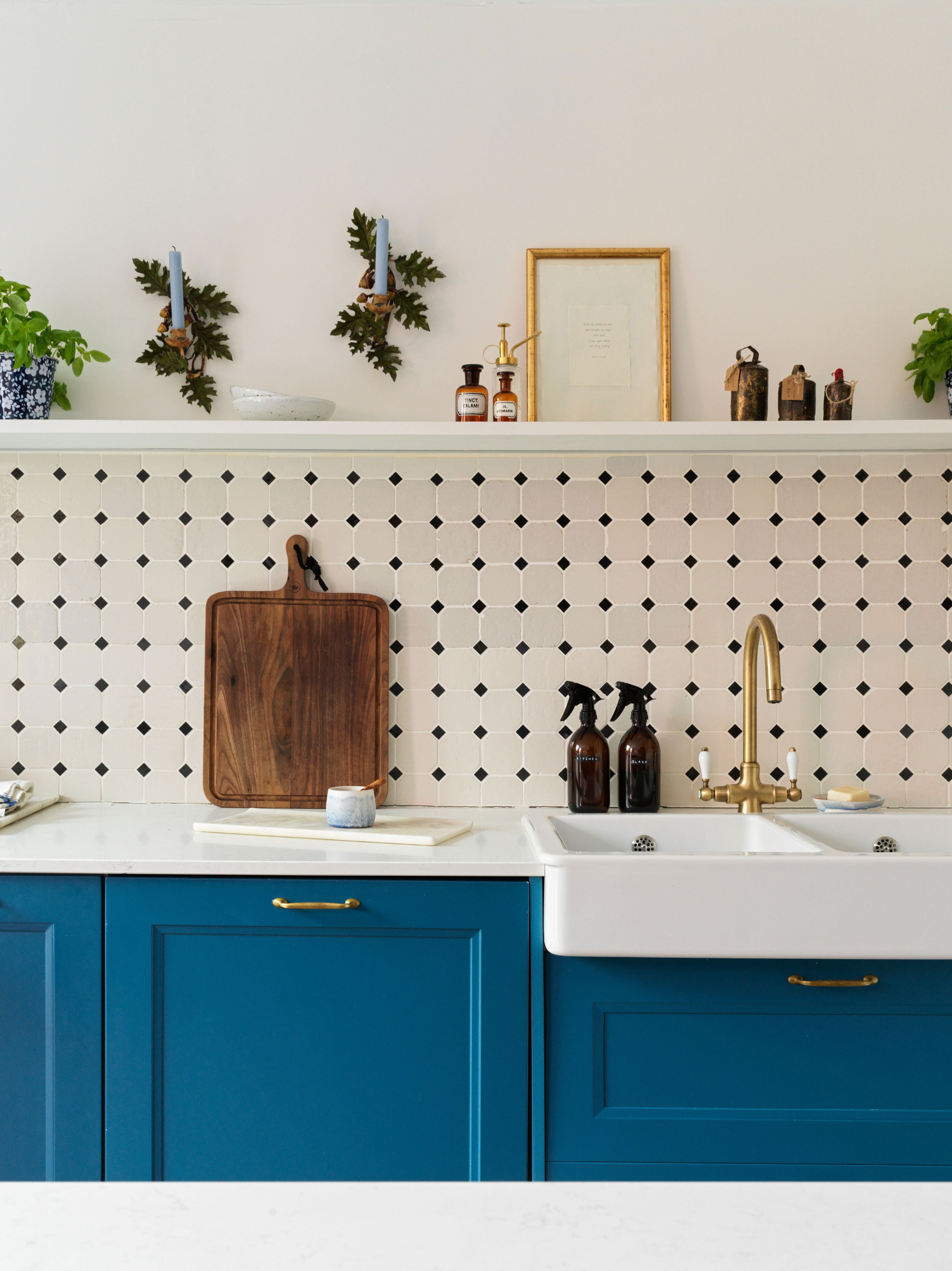 farmhouse sink with gold tap