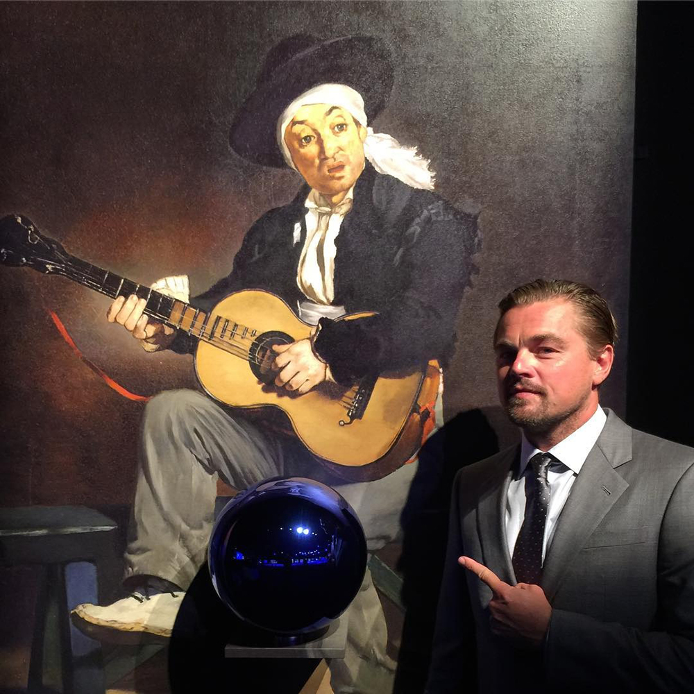  Leonardo Di Caprio in front of Jeff Koons, Gazing Ball , 2014-2015, Photo courtesy of Instagram