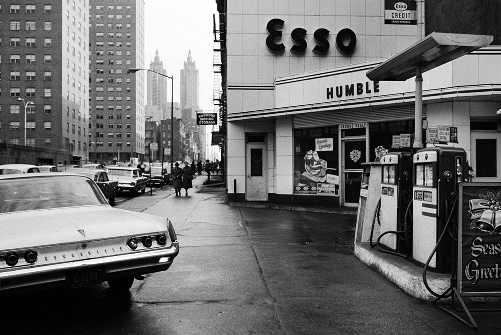 Stephen Shore. New York, New York. 1964. Gelatin silver print, 9 1/8 × 13 1/2″ (23.2 × 34.3 cm). Courtesy the artist. © 2017 Stephen Shore