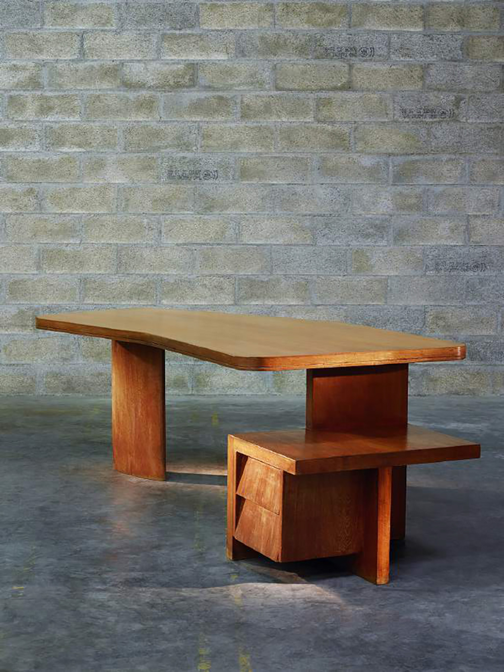 Pierre Jeanneret (1896-1967), Desk, Ca. 1955 Teak / H. 29,9 x L. 94,5 x P. 43,3 in. © Marie Clérin / Laffanour Galerie Downtown, Paris
