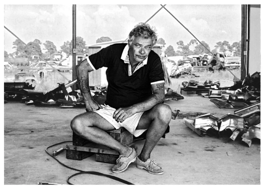 John Chamberlain in his temporary living quarters and studio, Glueck’s Auto Parts salvage yard, Osprey, Florida, August 27, 1980 © 2019 Estate of Marcia Corbino / Artists Rights Society (ARS), New York