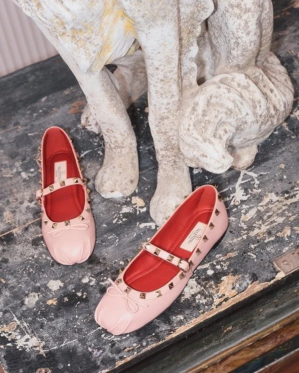 Edgy Romanticism: Valentino Garavani Reimagines Everyday Luxury with the Rockstud Curation