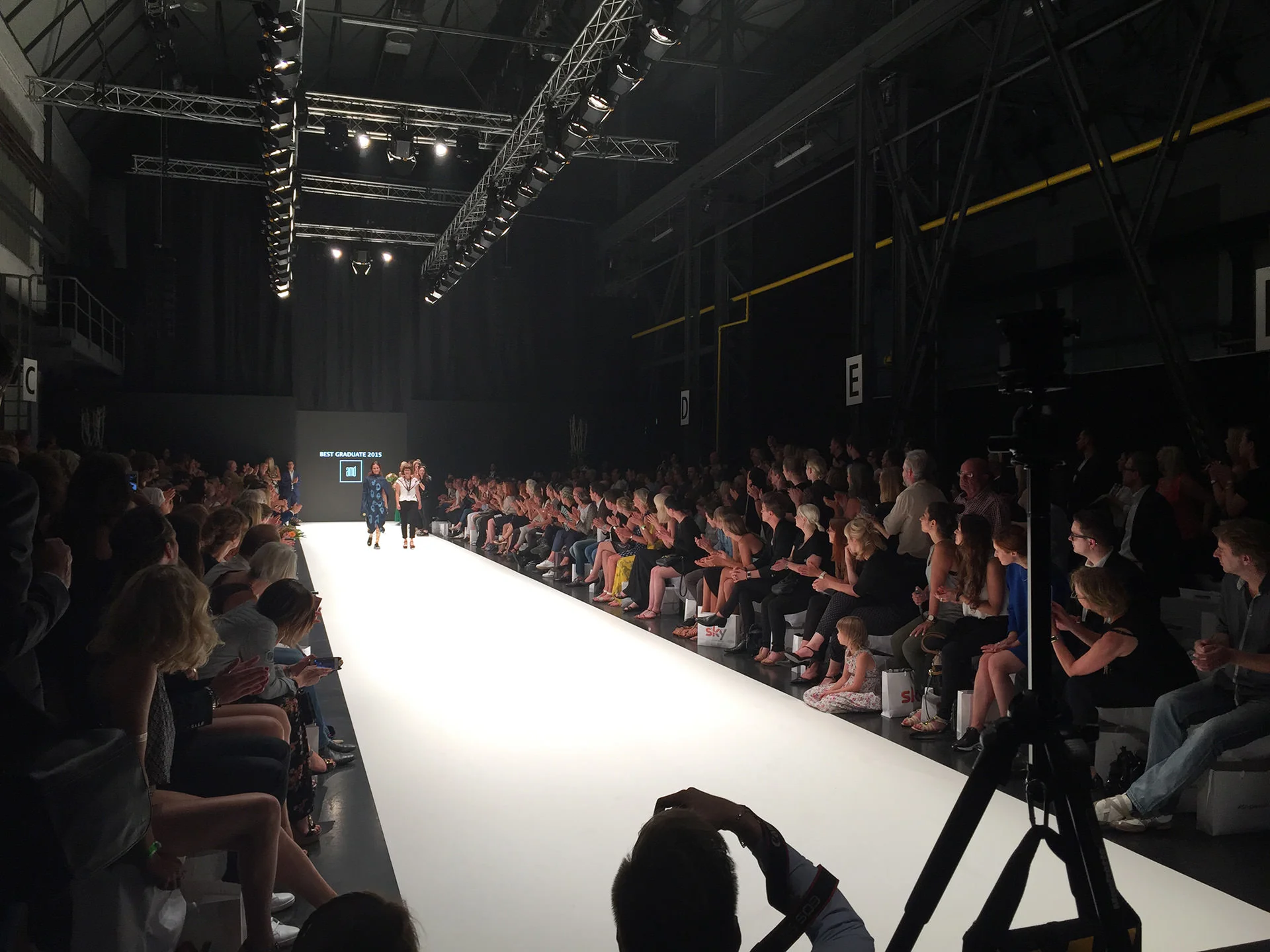  Laufsteg während der 360 Grad Aufnahmen der AMK Modeschau   