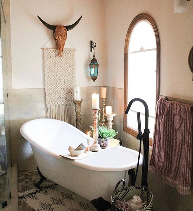 We ❤️ this chill vibe!! #bathroomdesign #bathinspo 
#spiritualworld @apartmenttherapy