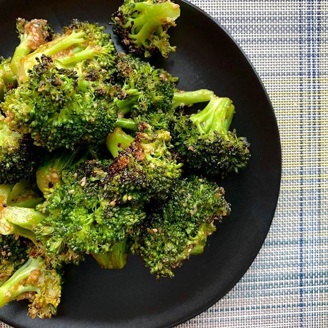 NEW RECIPE ALERT! Roasted broccoli goma-ae! This sweet, savory, and nutty roasted broccoli recipe amps up the traditional Japanese salad and is a perfect side dish to any Japanese main. Link in my profile!

#broccoli #gomaae #simplesidedishes #roaste