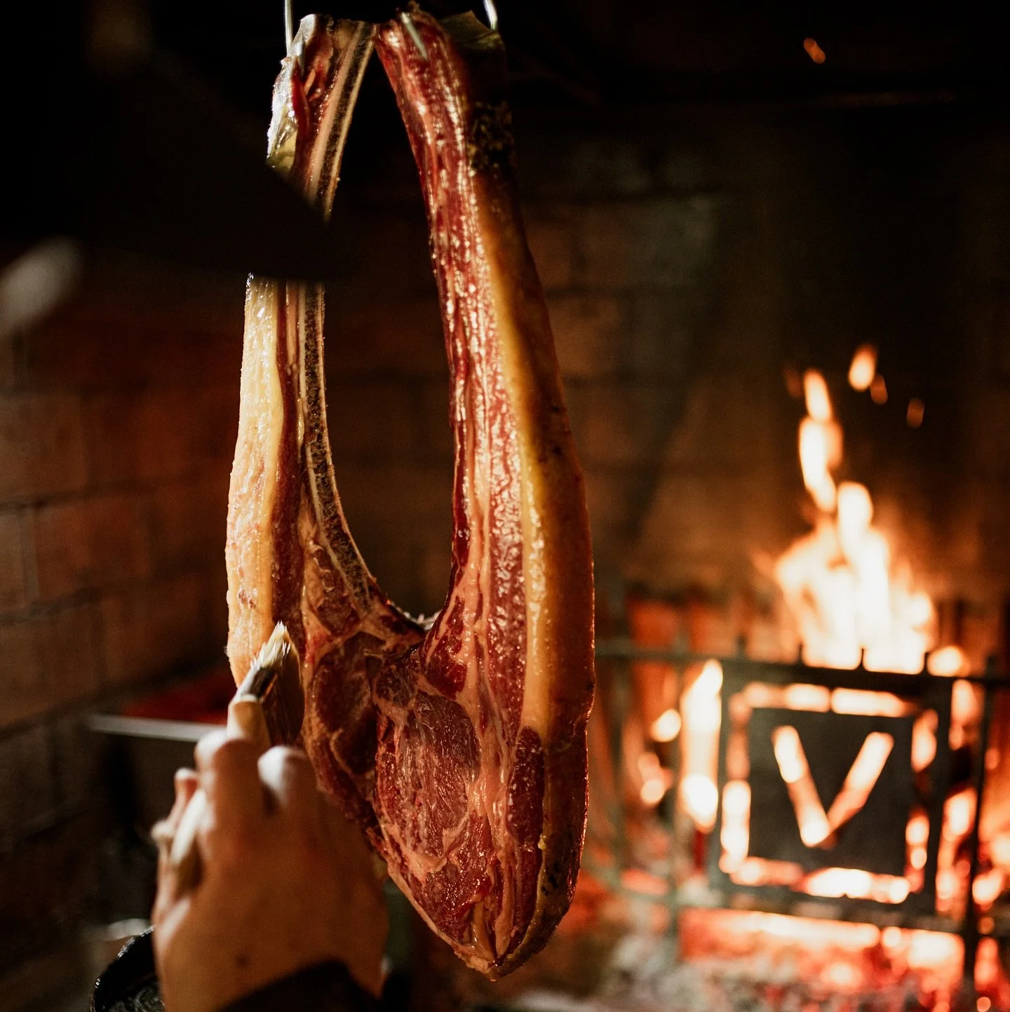 🔥 Fire is the oldest form of cooking we know, and at VUUR, it becomes pure culinary art.

⛰️ Set in the Banhoek Valley just outside Stellenbosch, @vuurrestaurant is a slow, immersive food experience led by chef Shaun Scrooby, where every dish is pow