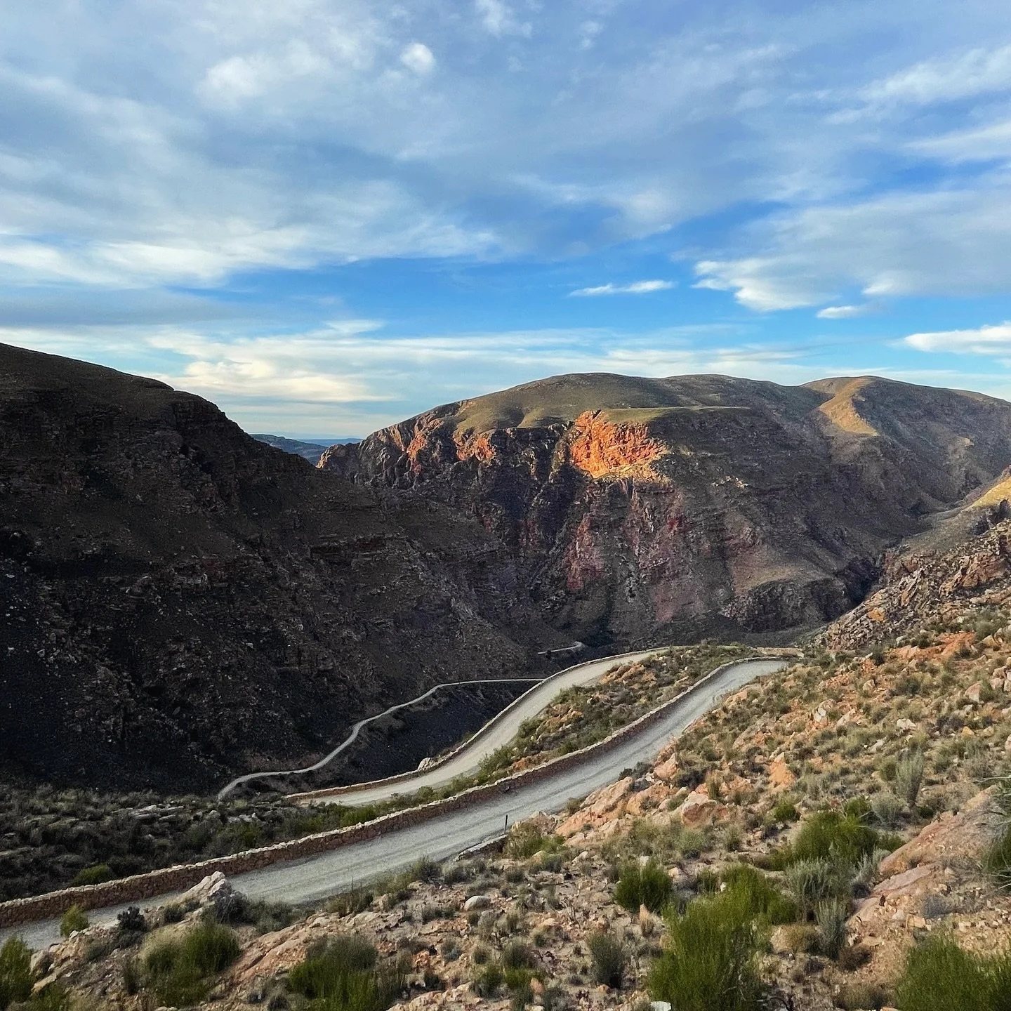 There are few places like Swartberg Pass in the Western Cape ⛰️ 

A journey through towering rock faces, endless sky, and some of the most dramatic landscapes in the country. Twists, turns, and the kind of silence that stays with you. One minute it&r