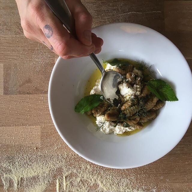 Rostad &ouml;landscavatelli, ricotta fr&aring;n @vilhelmsdals_gardsmejeri , hasseln&ouml;tter, ogr&auml;s och brynt sm&ouml;r i afton!