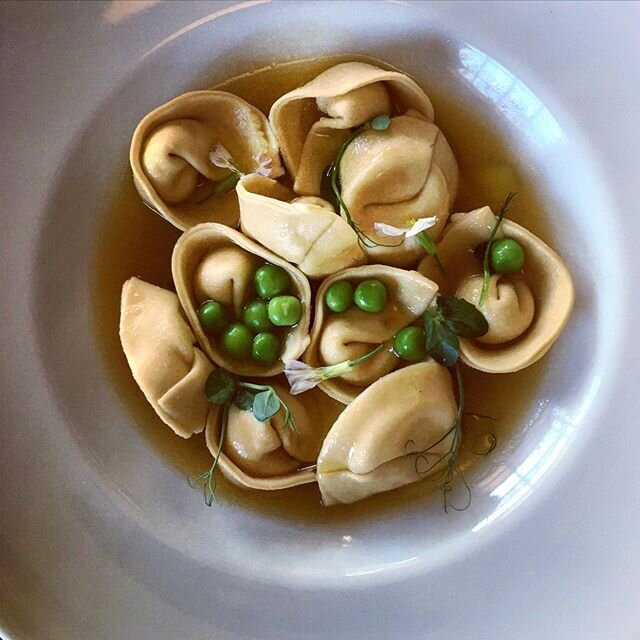 Ojoj!
Capeletti med fyrtornsost i en silkeslen buljong, sprit&auml;rter och r&auml;ttikablomma. En dansk/svensk/italiensk dr&ouml;m om ni fr&aring;gar oss.