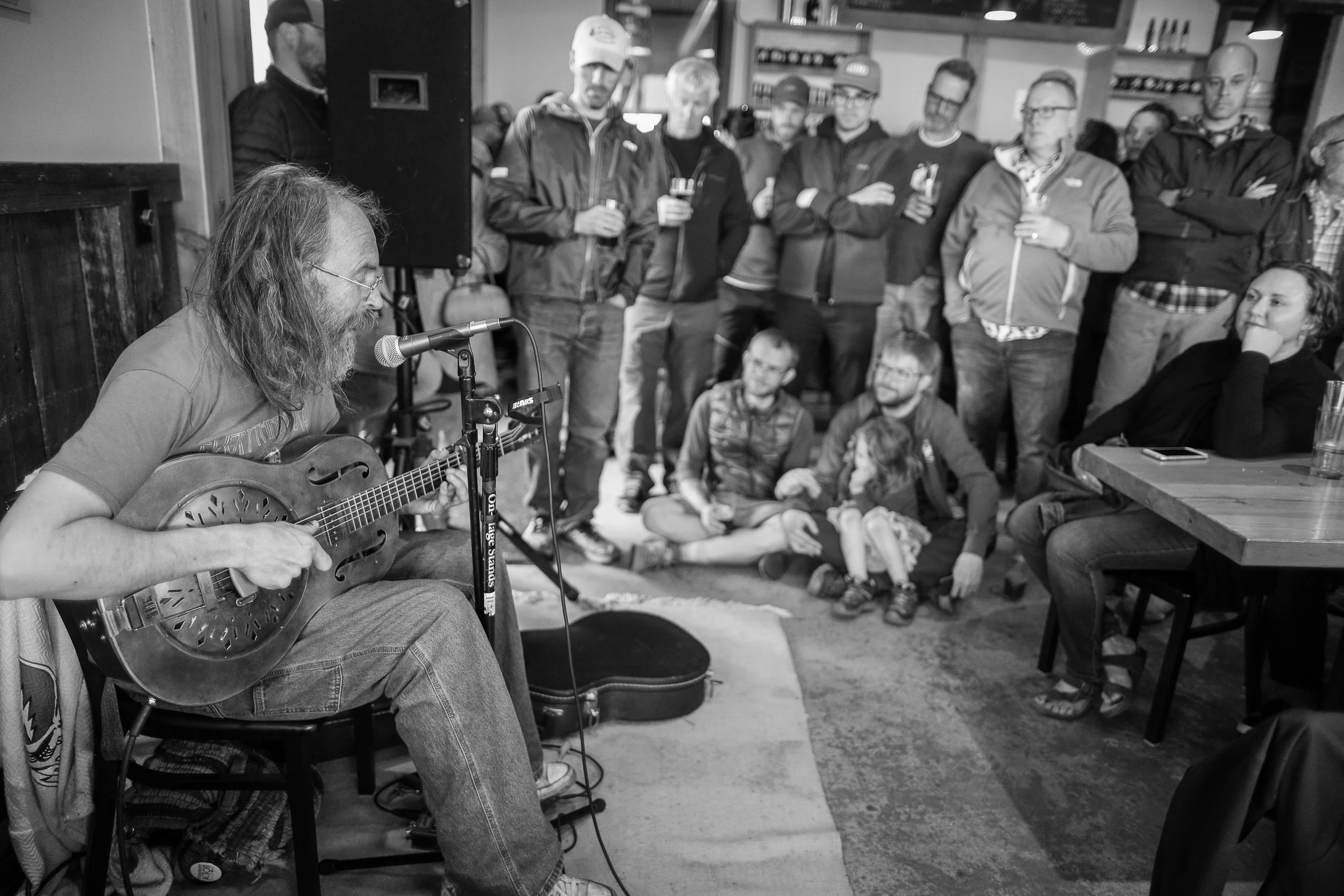 Charlie Parr at 2018 Le Grand du Nord, Voyageur Brewing Co, Grand Marais, MN. Photo: Clint Austin