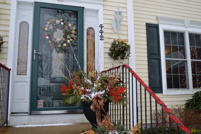 Christmas-inspired home decor (outdoor)