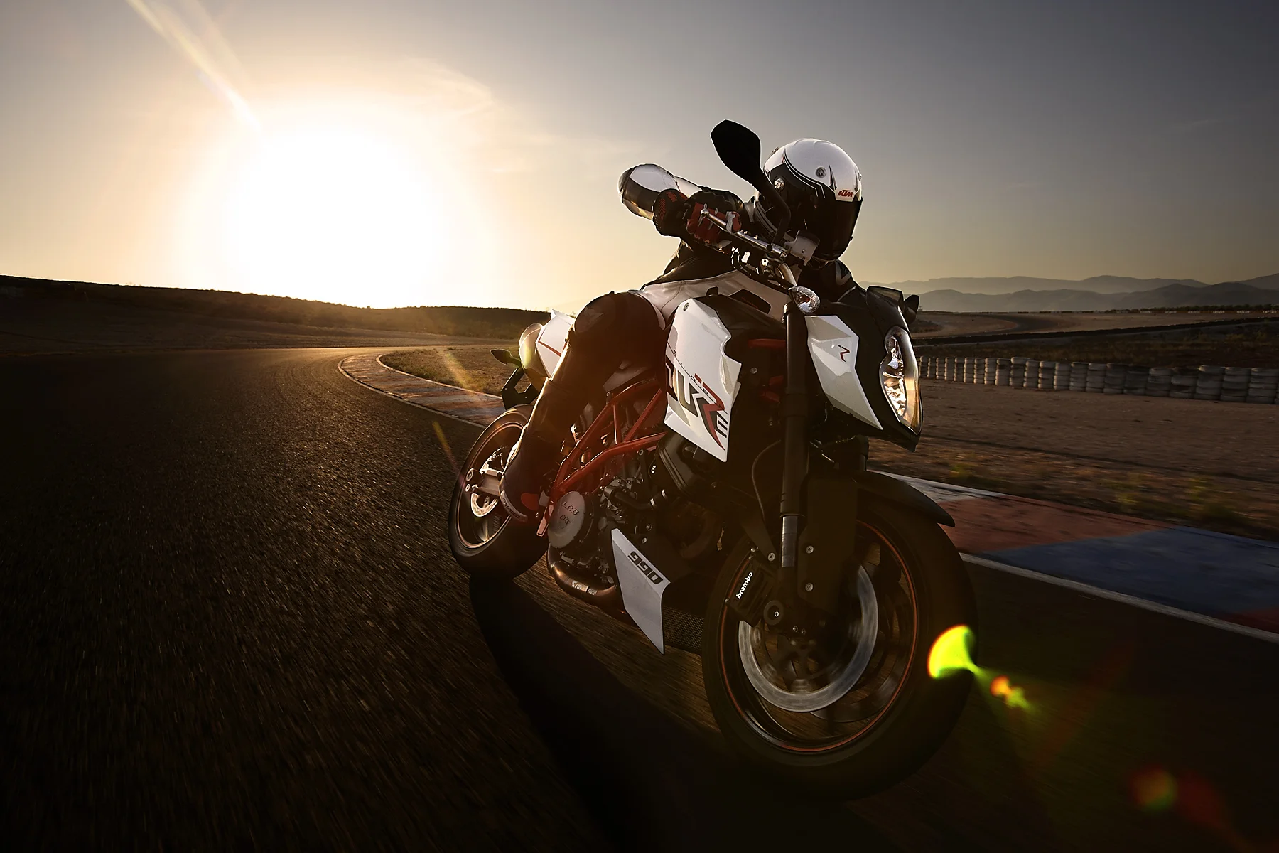 KTM_SuperDuke-R_RED2297_2.jpg