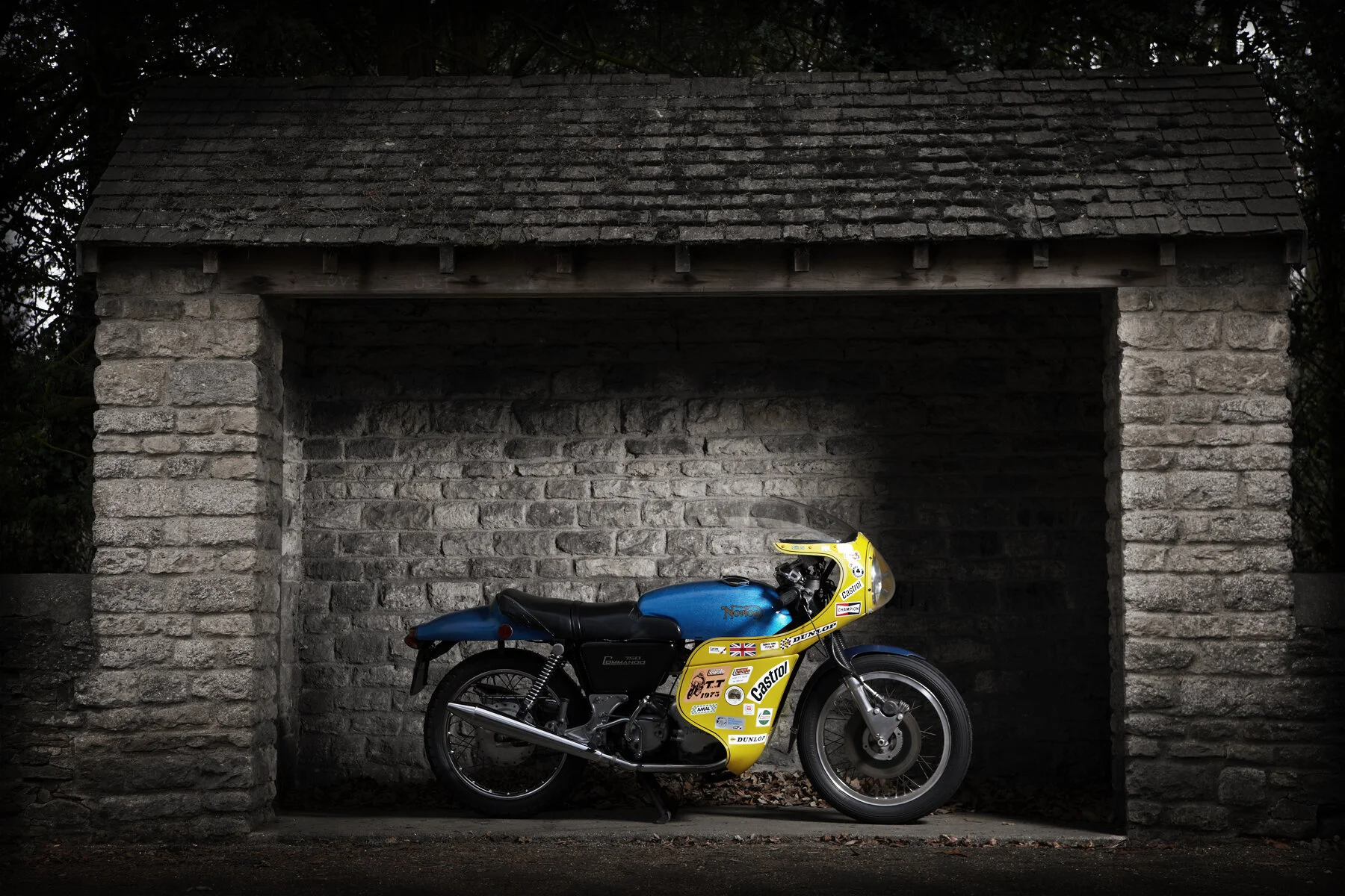 Norton_750_Commando_Classic_Bike_RED5768.jpg