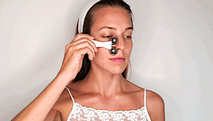 In this step, hug the cheekbones while also touching the area under the eyes (if your roller is smaller, you can massage the area under the eyes separately, in the same sense as above).