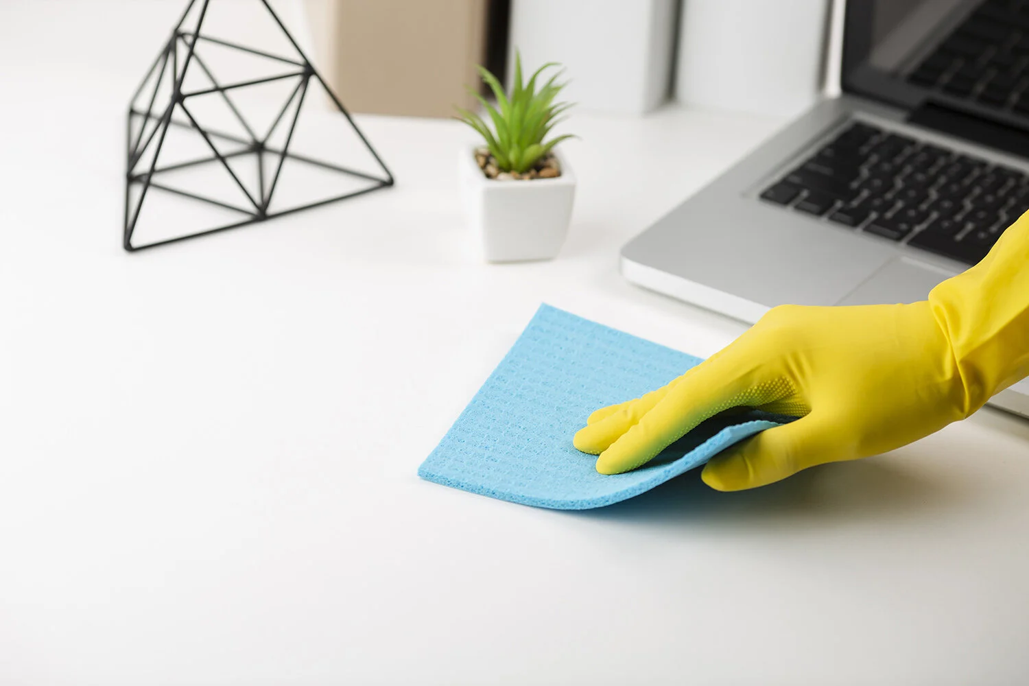 Монитор на столе ночью. Clean desk стратегия. Стол для компьютера. Чистый стол. Протирает рабочий стол.