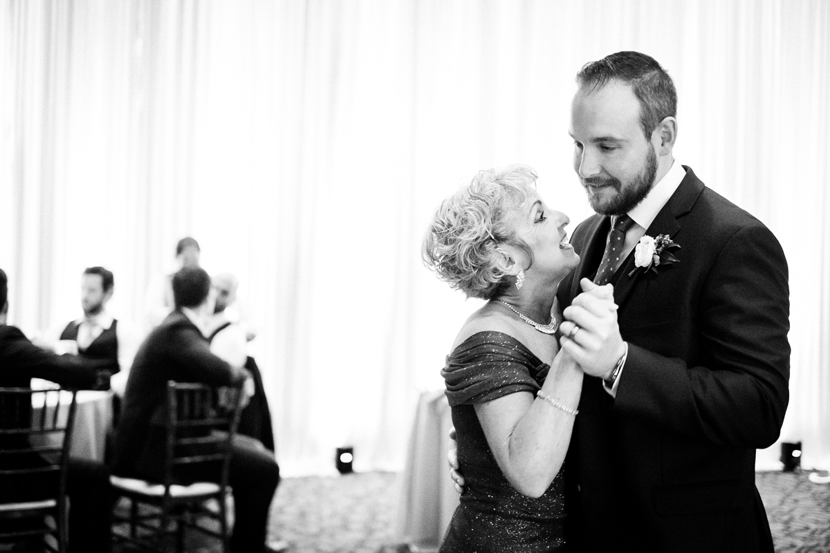 two_birds_photography_jacob_moreland_chicago_westmont_wedding_photographer_Independence_grove_june_summer_49.jpg