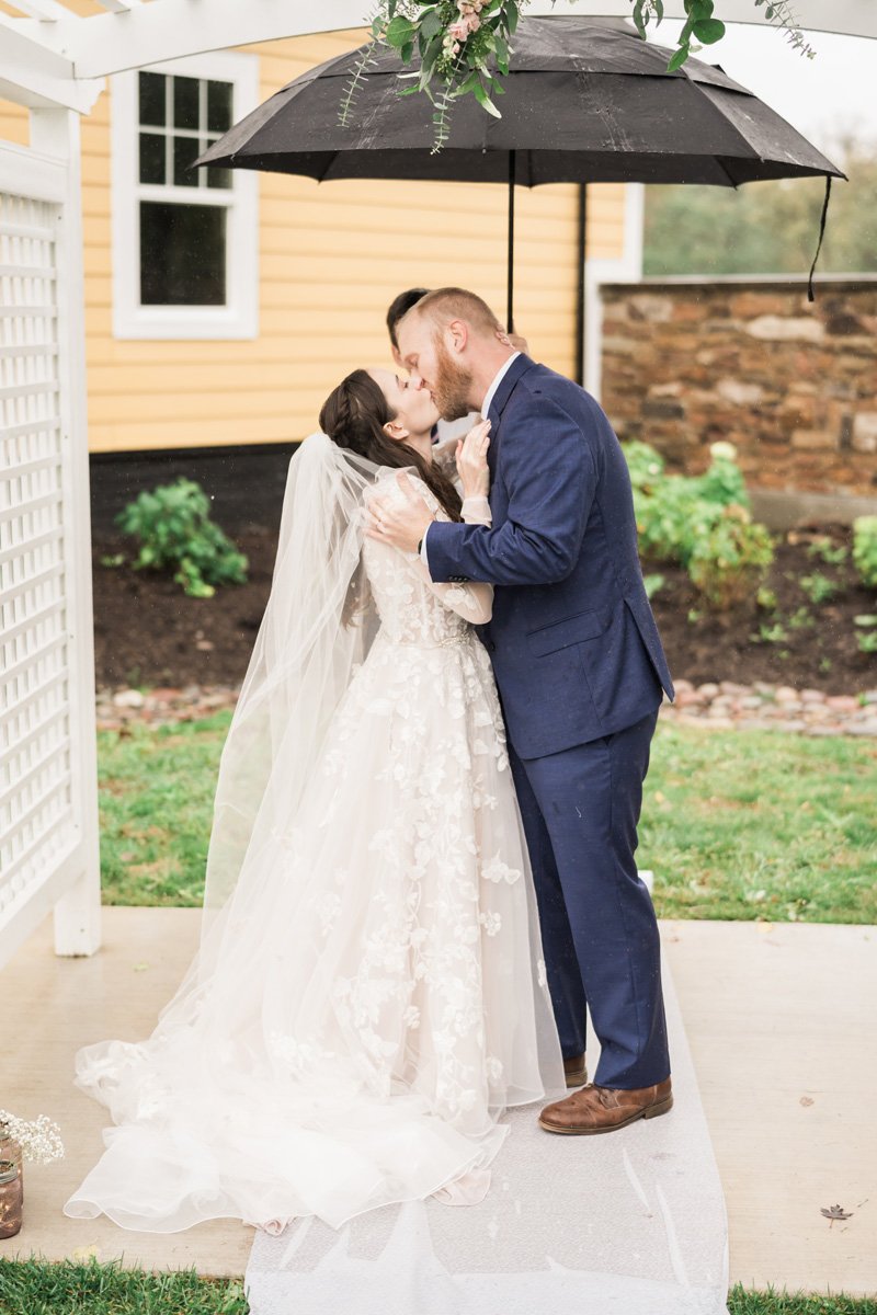 two_birds_photography_Jake_moreland_photographer_wedding_st_james_farm_magiannos_autumn_rainy_21.jpg
