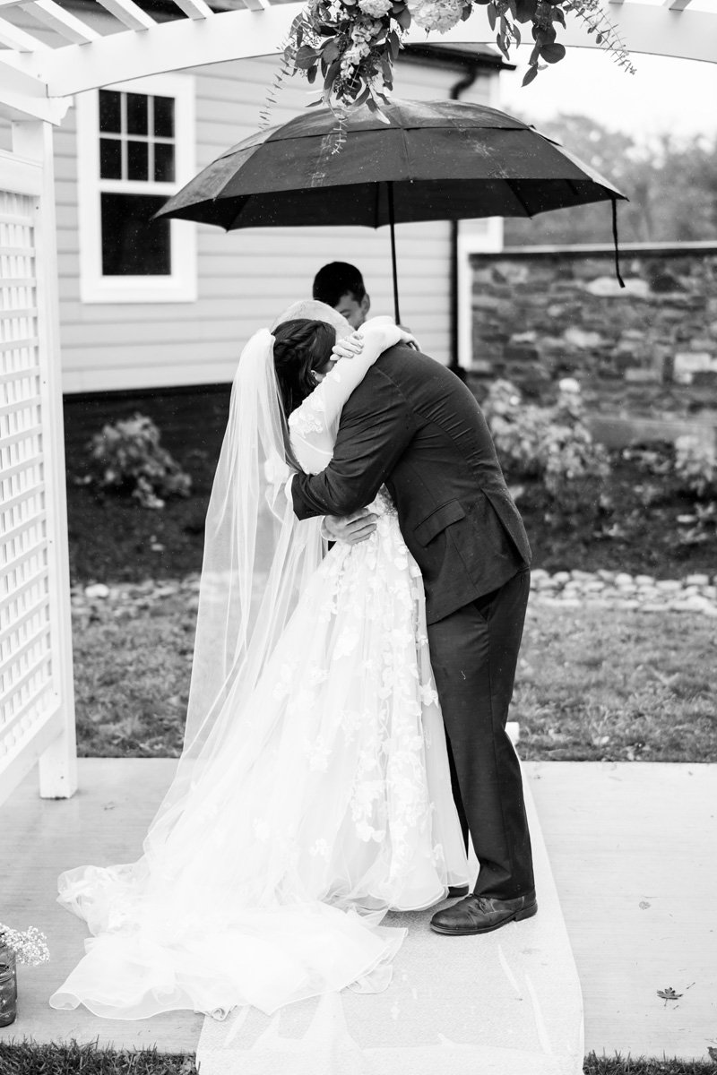 two_birds_photography_Jake_moreland_photographer_wedding_st_james_farm_magiannos_autumn_rainy_22.jpg
