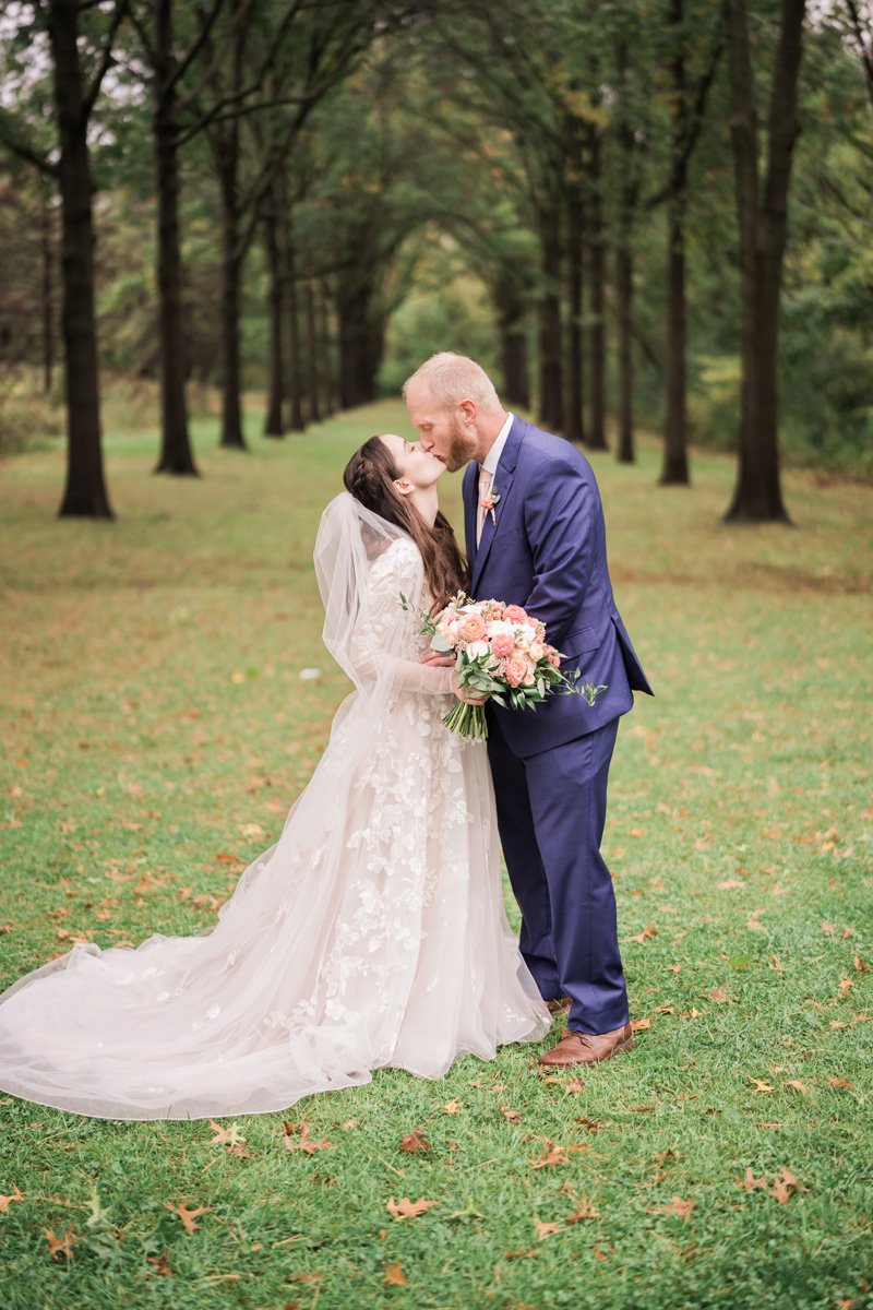 two_birds_photography_Jake_moreland_photographer_wedding_st_james_farm_magiannos_autumn_rainy_26.jpg