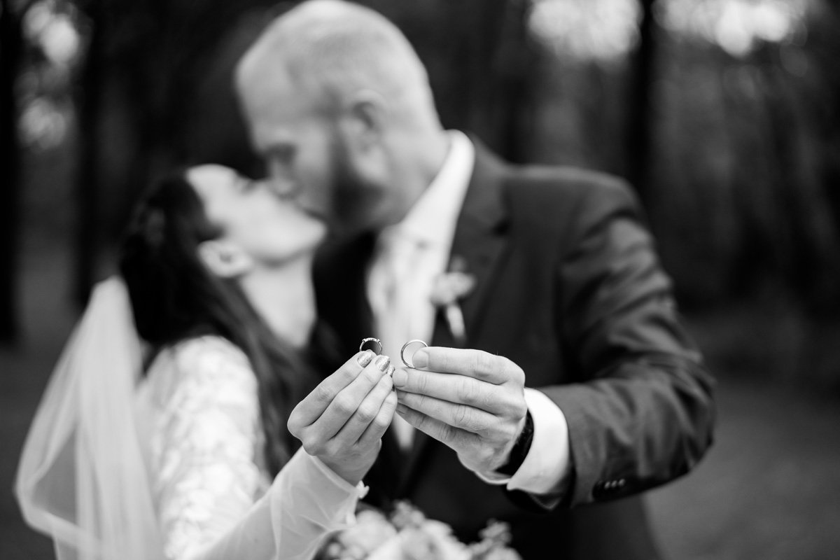 two_birds_photography_Jake_moreland_photographer_wedding_st_james_farm_magiannos_autumn_rainy_34.jpg