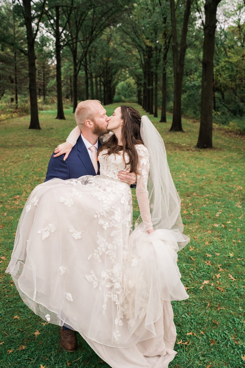 two_birds_photography_Jake_moreland_photographer_wedding_st_james_farm_magiannos_autumn_rainy_37.jpg