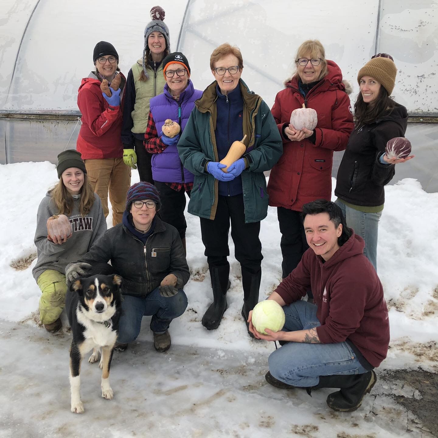 Winter veggies for February packed up in record time today thanks to this dream team! 🌟🥕🧑🏻&zwj;🌾