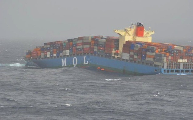 THE MOL COMFORT BREAKING APART IN THE WATERS OFF YEMEN ( PHOTO: RINA )