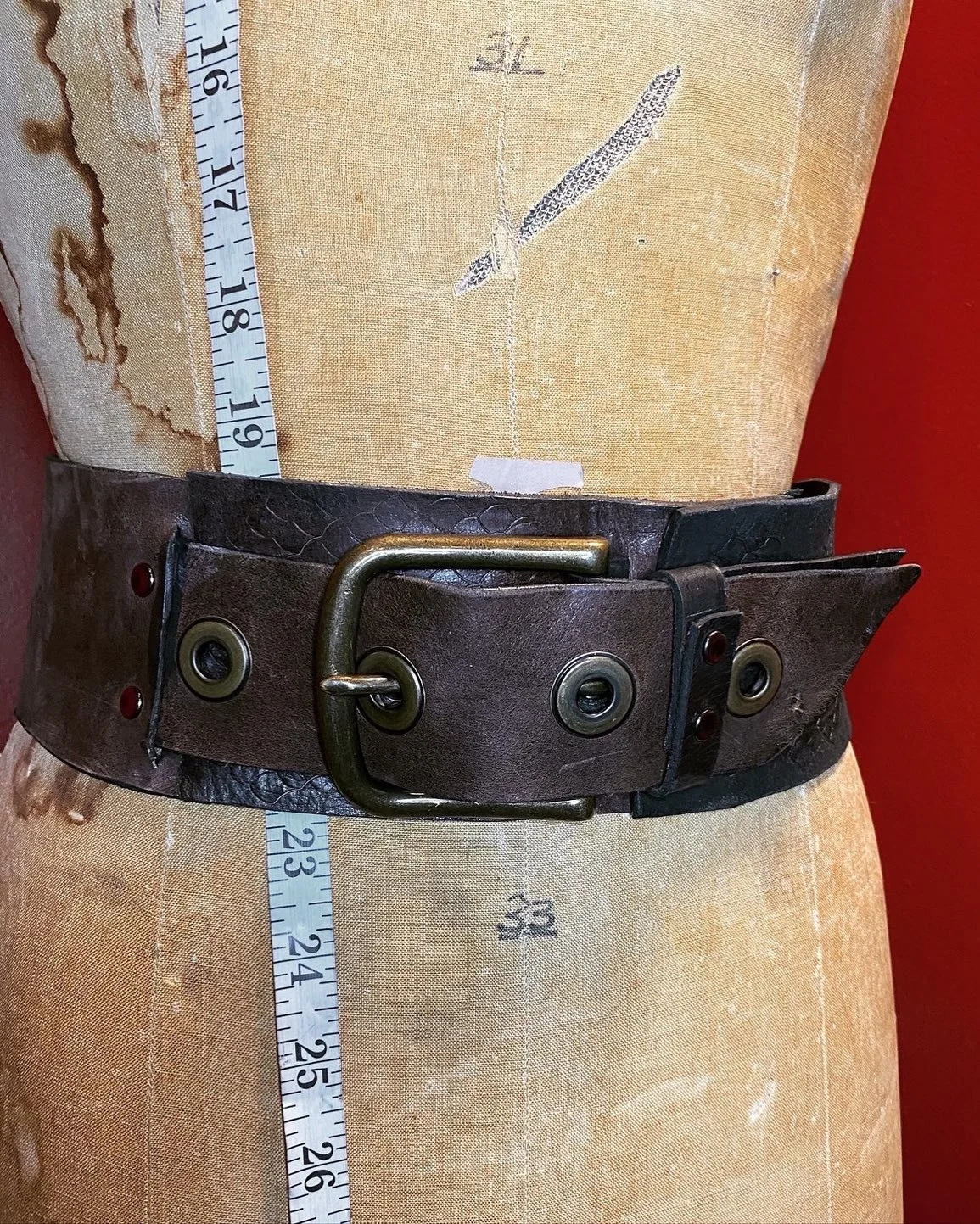 Stained and dyed #horsehide belt with vintage brass and tooling. Owned. 8 years old. 

#leather #leathertooling #leathercraft