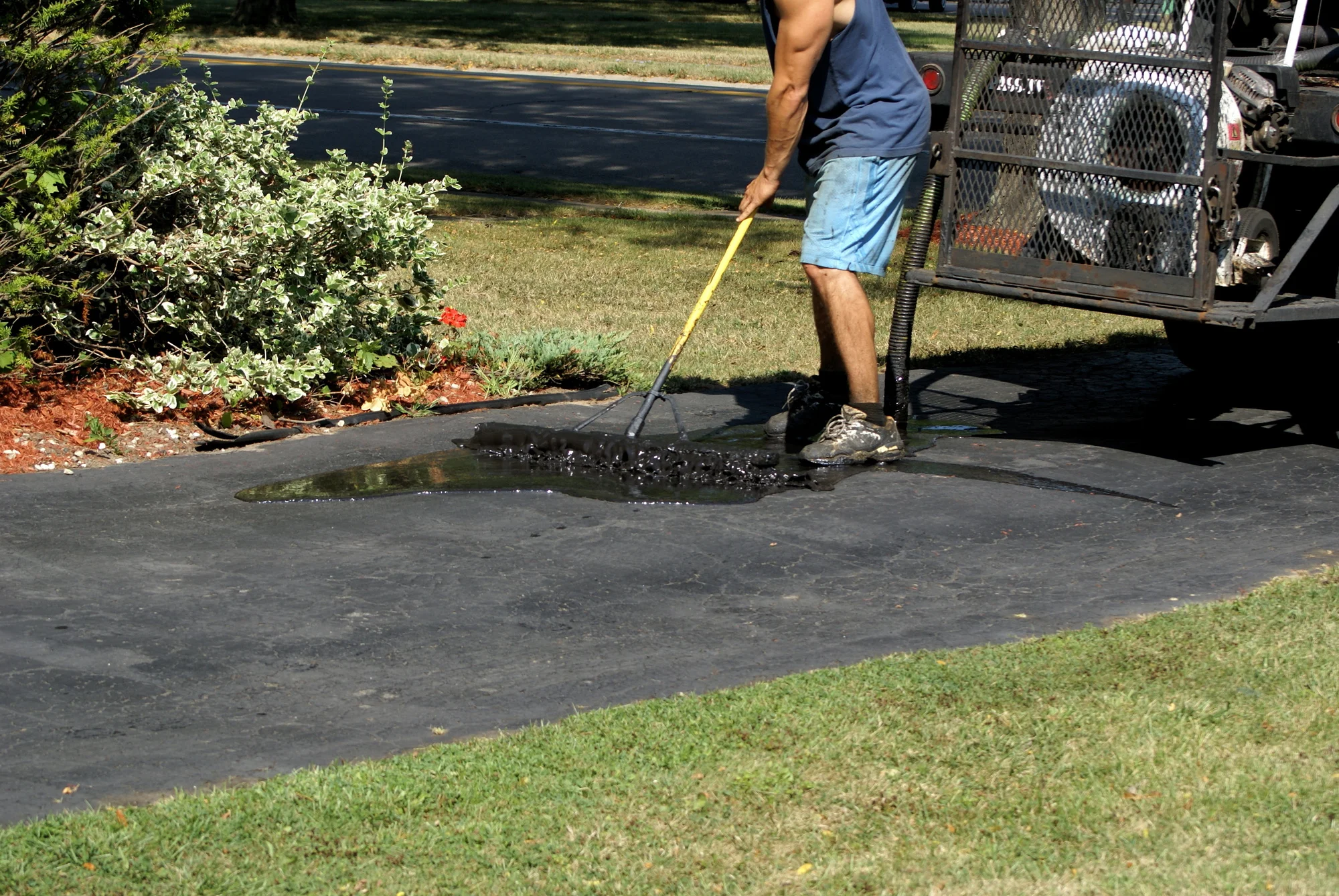 5 Solid Signs It's Time to Get Asphalt Driveway Repair