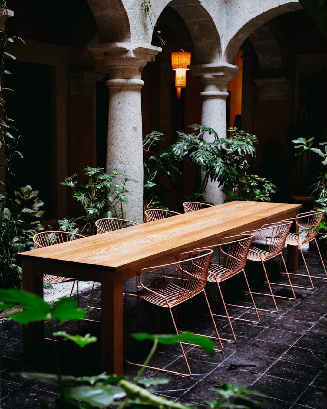 El Patio 
Es ese punto de encuentro
donde el tiempo se comparte,
las historias viajan y cada taza acompa&ntilde;a el camino.