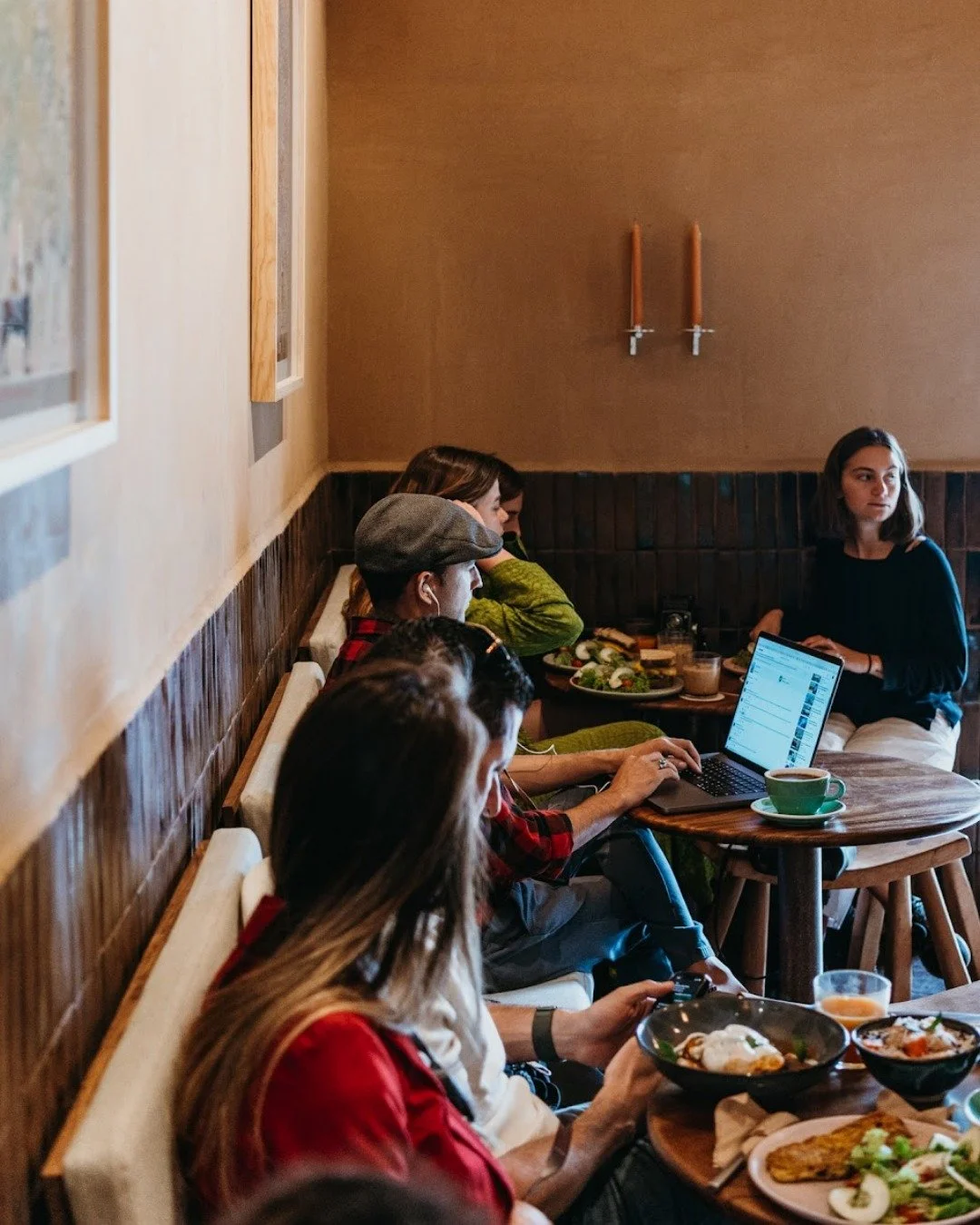 Entre la calidez del espacio y el aroma del caf&eacute;, las ideas encuentran su mesa.