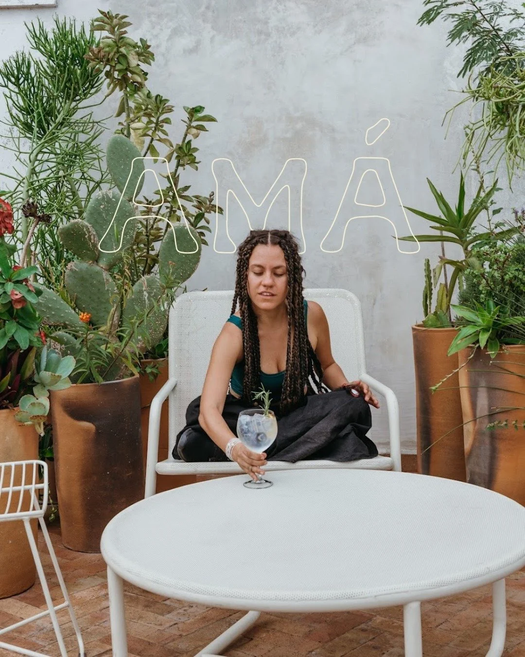 La m&uacute;sica cae suave sobre el lugar, como la luz al final del d&iacute;a.