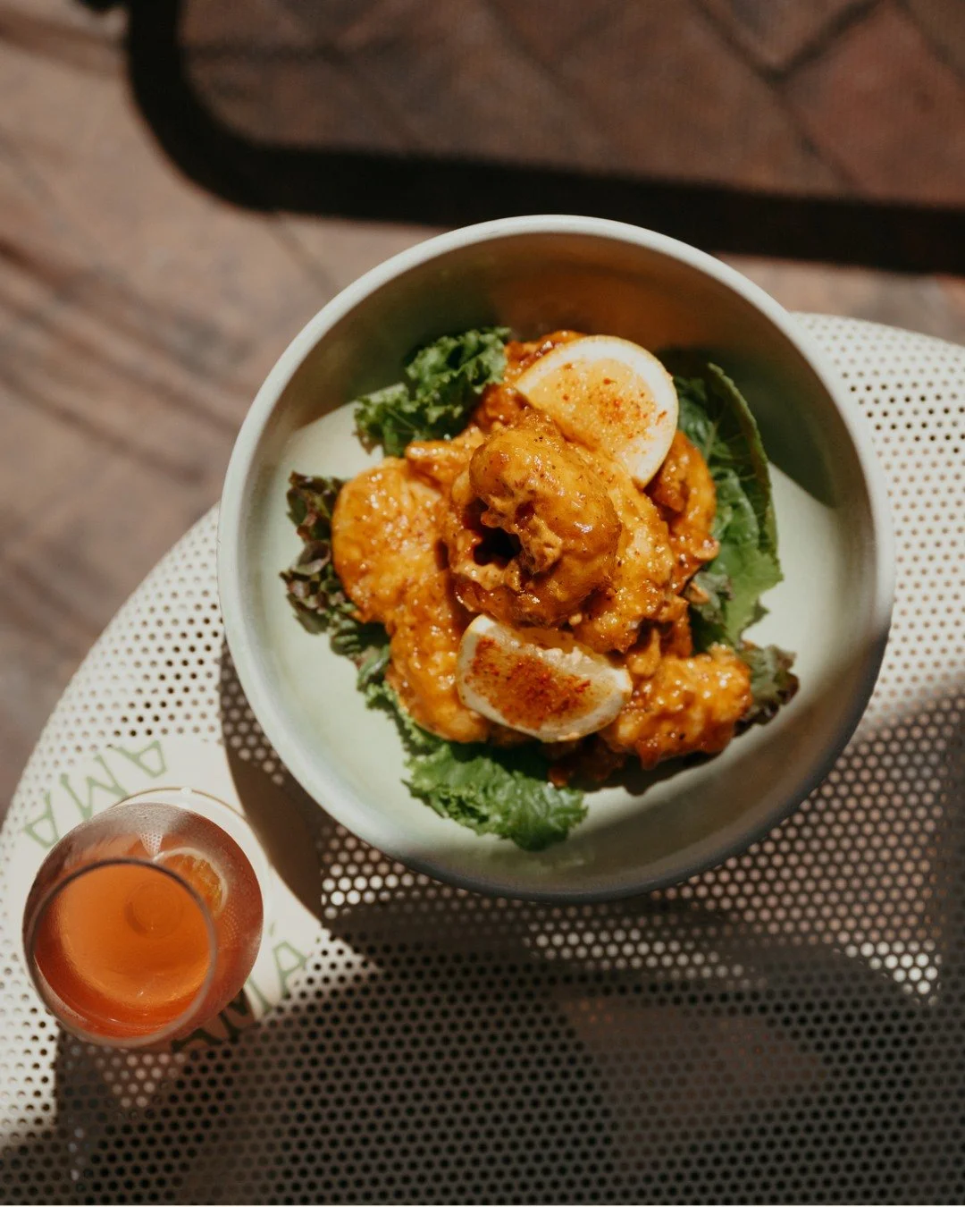 Un plato que se antoja desde que toca la mesa: camarones roca.