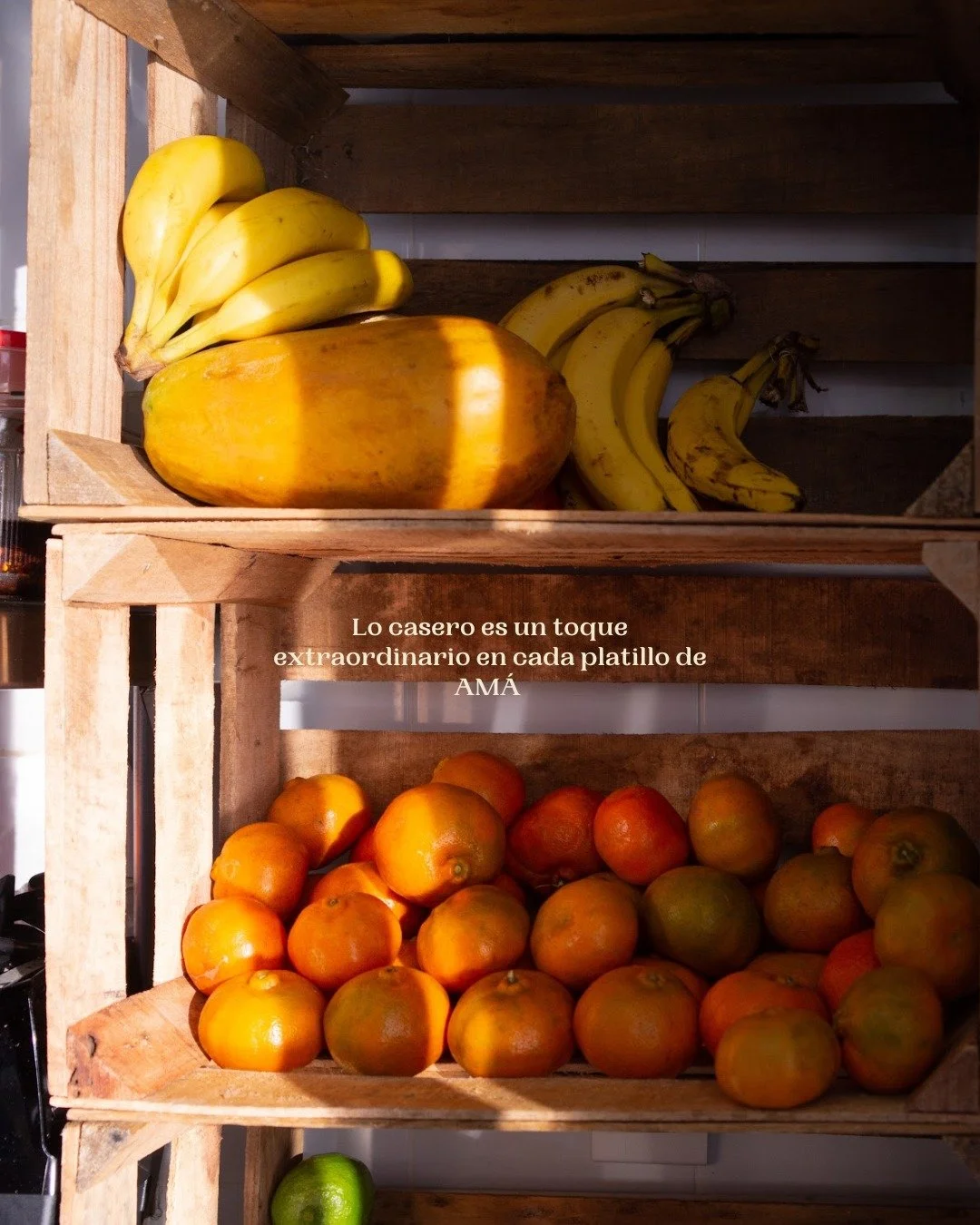 La terraza se cocina desde lo simple: fruta madura, luz y tiempo.