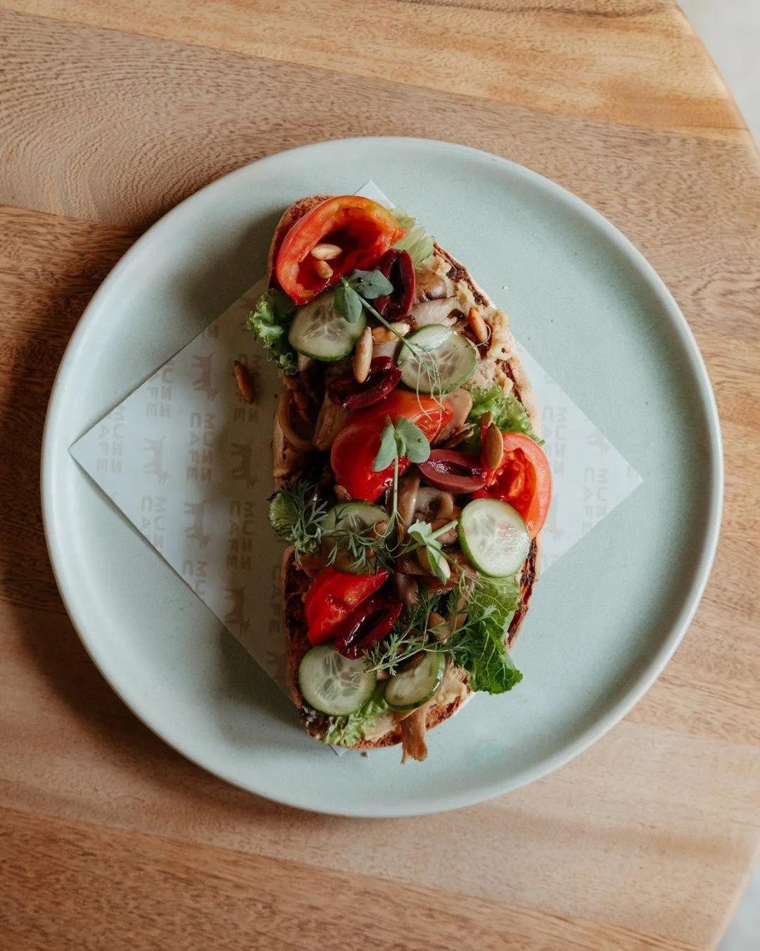 Para una ma&ntilde;ana lenta, con un buen libro y algo rico de comer en MUSS.🥞✨