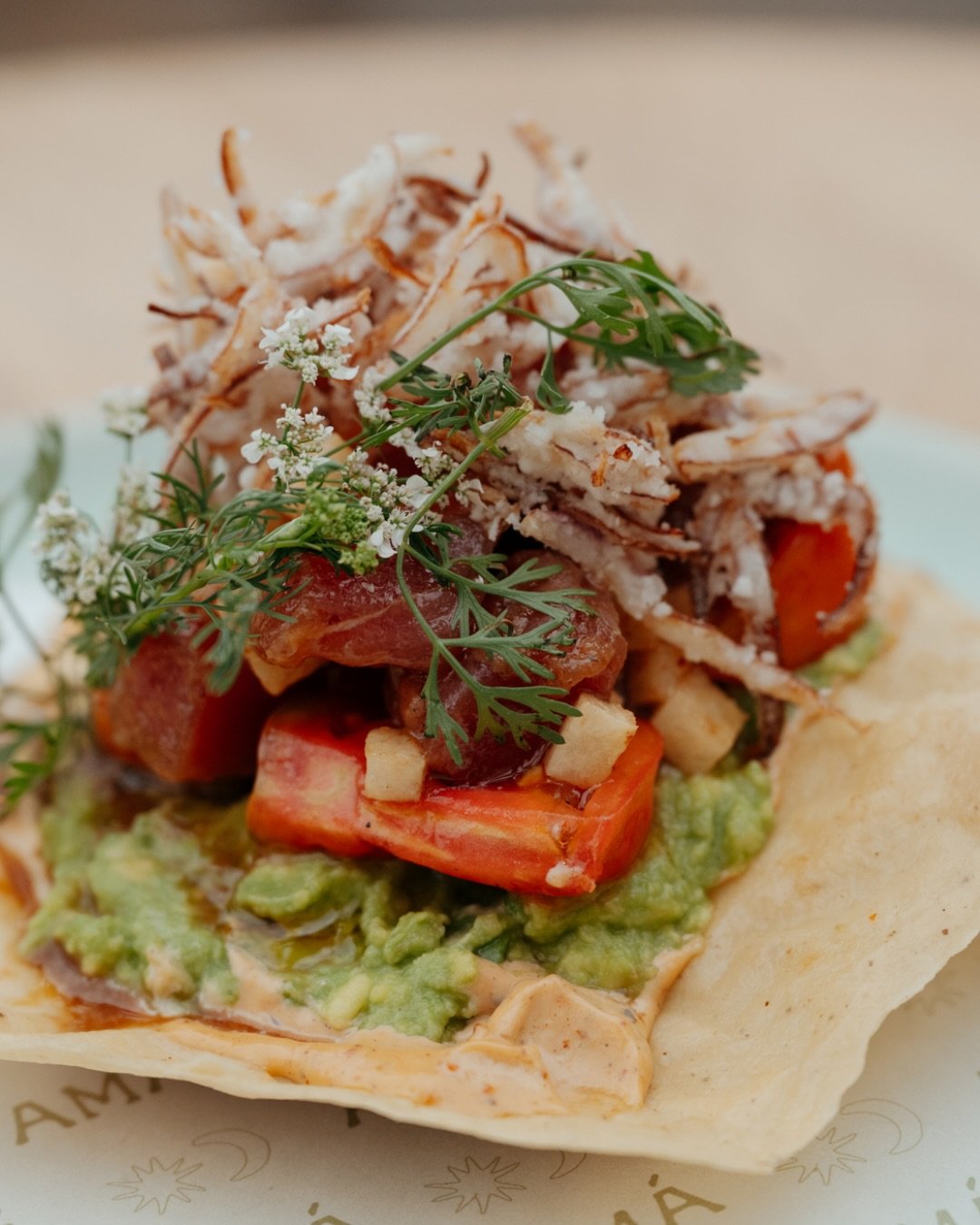 Algo fresco, rico y perfecto: tostada de
at&uacute;n 🍣✨