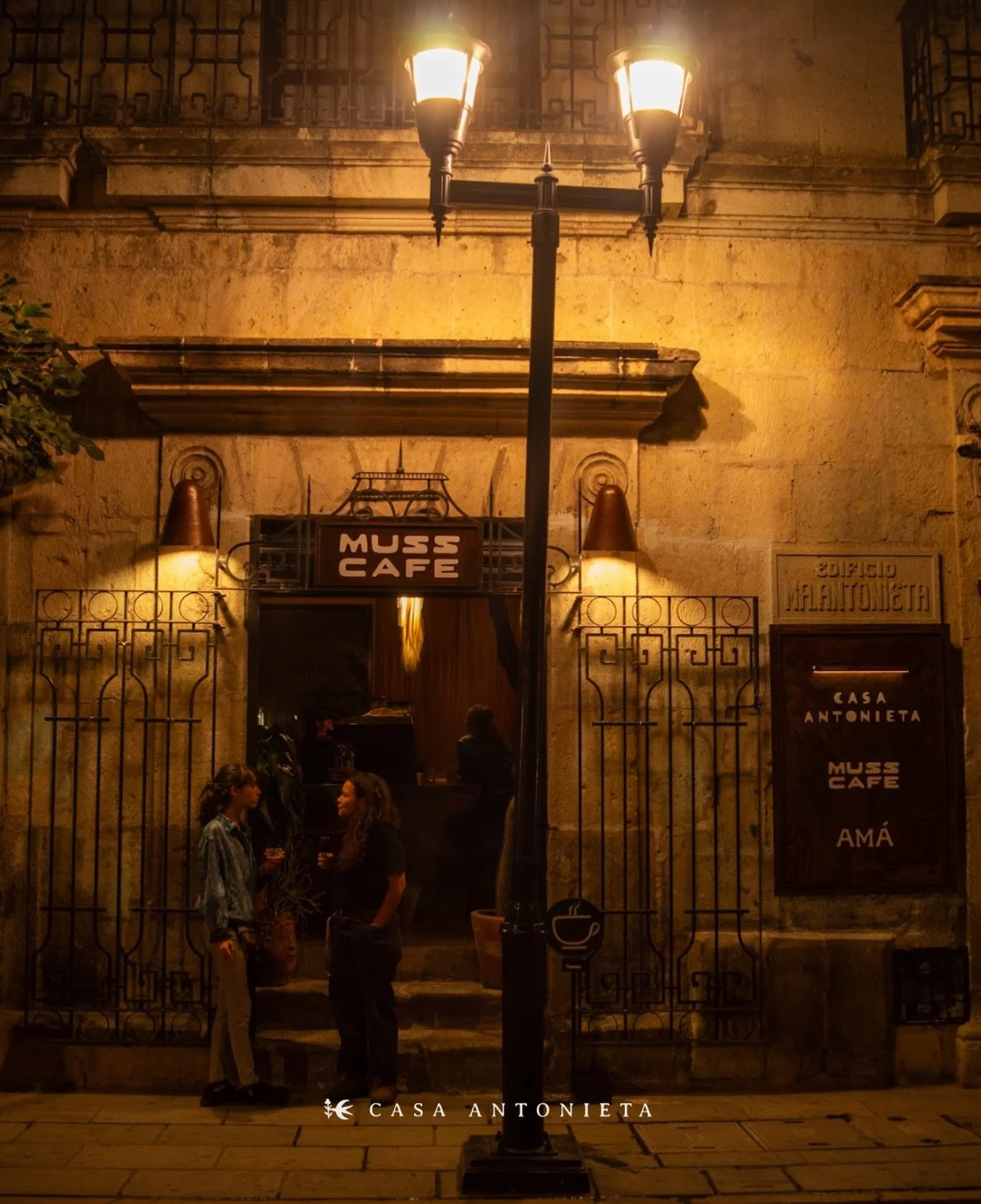 MUSS Caf&eacute; de noche, luces y calma de casa✨