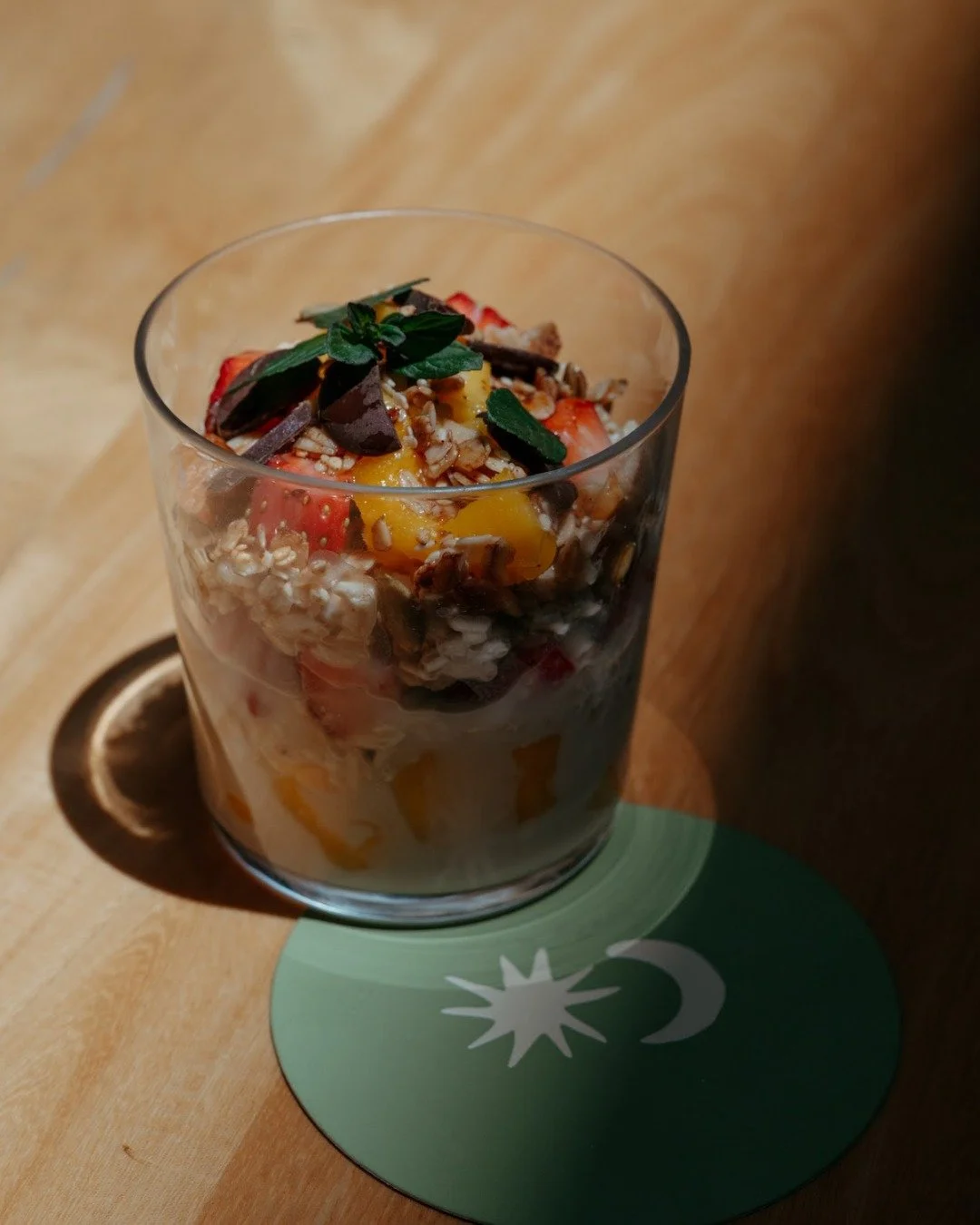 Un buen desayuno, fruta y calma 🤍